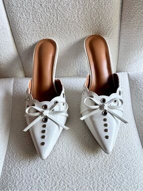 Bow Tie Scalloped Mule Heels with Studs in White Size 37